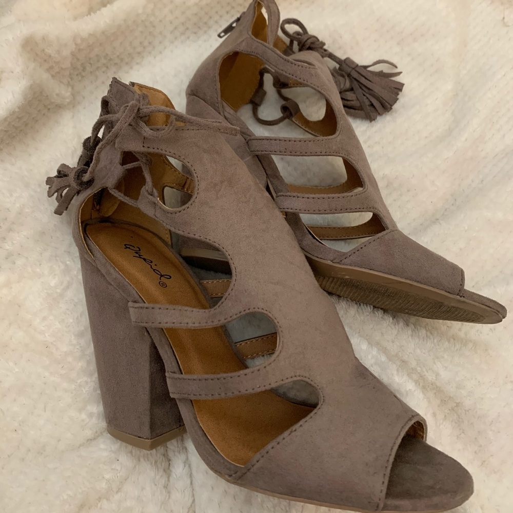 adorable heels in amazing condition